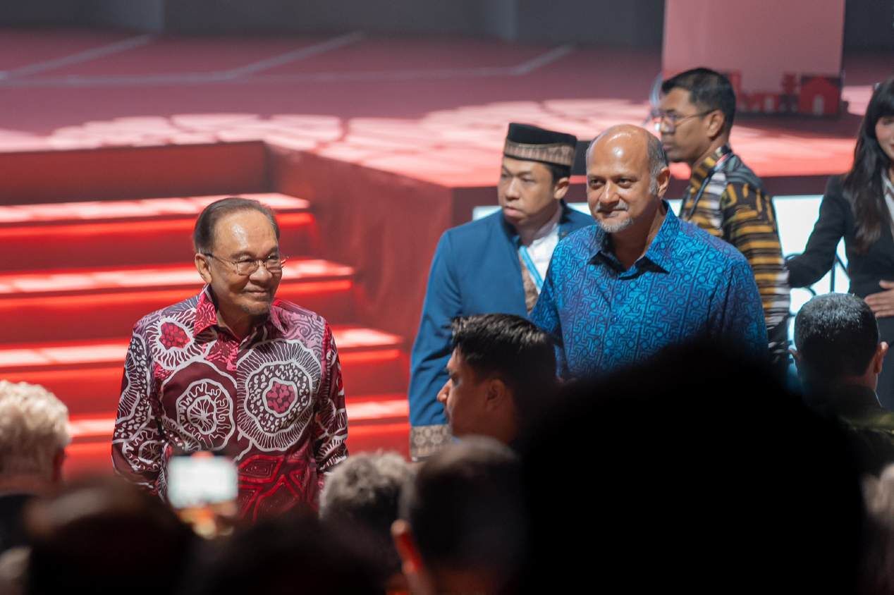 The Prime Minister of Malaysia visiting the GrabMaps booth