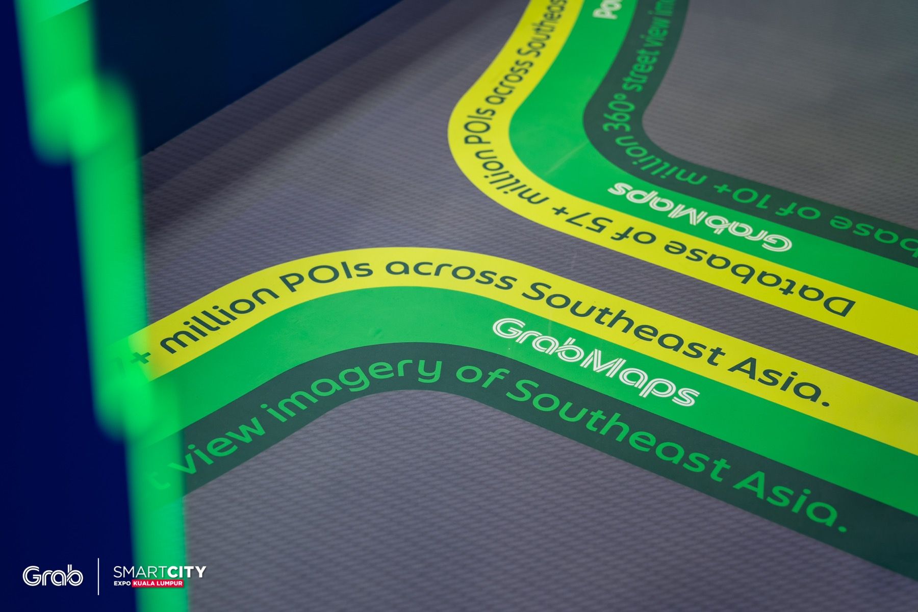 Close-up of the map-printed counter around the centrepiece